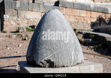 Heilige Omphalos Stein in der Mitte der Erde gesetzt, Archäologische Stätte von Delphi Griechenland Stockfoto