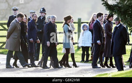 Die Herzogin von Cambridge (rechts) kommt mit Carole Middleton (zweite links), James Middleton (dritte links), Michael Middleton (vierte links) und Pippa Middleton (fünfte links) St. Mary Magdalene Church in Sandringham, Norfolk, um am morgendlichen Gottesdienst teilzunehmen. Stockfoto