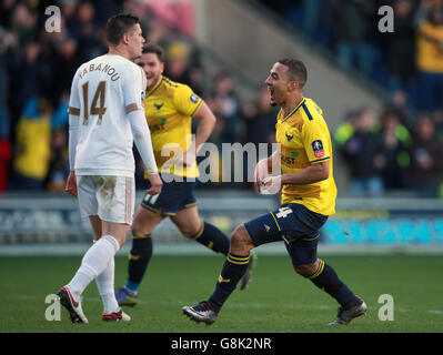 Kemar Roofe von Oxford United feiert das dritte Tor seiner Seite beim Emirates FA Cup, dem dritten Runde im Kassam Stadium, Oxford. Stockfoto