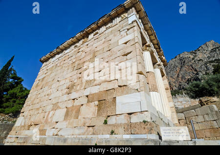 Schatzkammer der Athener auf archäologische Stätte von Delphi, Griechenland Stockfoto