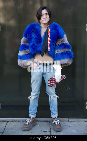 Yu Masui, aus Japan, vor der James Long London Collections Men AW2016 Show im BFC Show Space, The Strand, London. Stockfoto