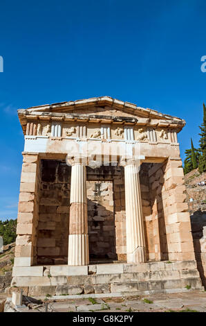 Schatzkammer der Athener auf archäologische Stätte von Delphi, Griechenland Stockfoto