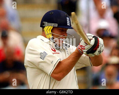 Cricket - The Ashes - npower Second Test - England gegen Australien - Edgbaston. Der englische Andrew Flintoff in Aktion am ersten Tag. Stockfoto