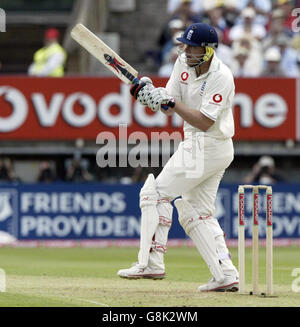 Der Engländer Andrew Flintoff hat am ersten Tag einen sechs-off-Bowler aus Australien, Brett Lee, in den Haken gesetzt. Stockfoto