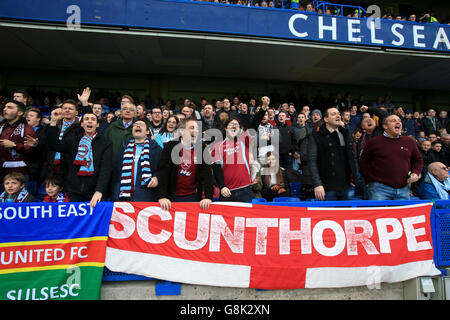 Scunthorpe United Fans zeigen ihre Unterstützung in den Tribünen vor dem Emirates FA Cup, dem dritten Runde Spiel in Stamford Bridge, London. Stockfoto