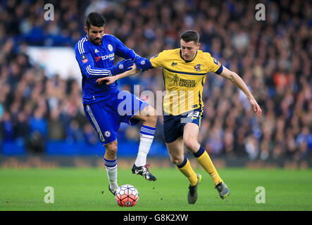 Murray Wallace von Scunthorpe United und Diego Costa von Chelsea (links) kämpfen während des Emirates FA Cup, dem dritten Spiel in der Stamford Bridge, London, um den Ball. Stockfoto