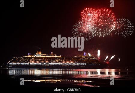 Feuerwerke werden losgelassen, als Cunards Queen Victoria, eine der drei Queens Liner, sich auf ihrer ersten Weltreise im Jahr 2016 auf Southampton Water in den Fluss Solent begibt. Stockfoto