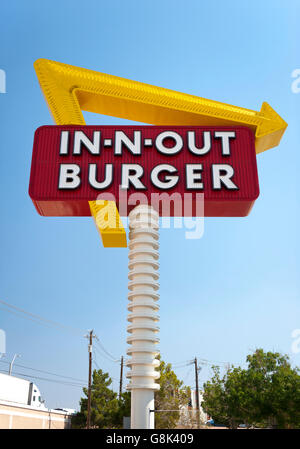 IN-N-OUT Burger Zeichen gegen lebendige blauen Himmel in Las Vegas Nevada Stockfoto