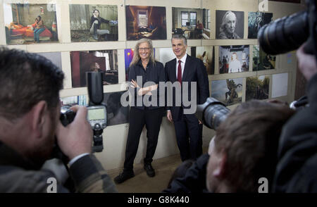 Die Fotografin Annie Leibovitz mit Sergio P Ermotti, Group CEO, UBS, bei der Presseprüfung von Women: New Portraits von Annie Leibovitz im Londoner Wasserkraftwerk Wapping. Stockfoto