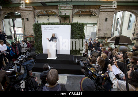 Fotografin Annie Leibovitz bei der Presseprüfung von Women: New Portraits von Annie Leibovitz, im Wapping Hydraulic Power Station in London. Stockfoto