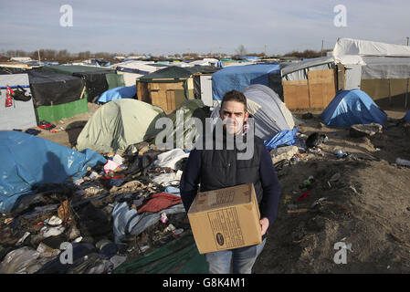 Der britische Freiwillige Jim Innes vor dem Dschungel-Flüchtlingslager in Calais, Frankreich, wo er wichtige Gegenstände und Spielzeug für die Kinder, die dort übernachten, liefert. Stockfoto