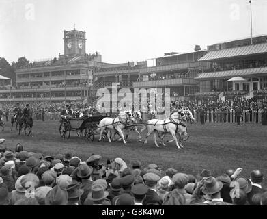 König George V und Königin Mary treffen auf dem Kurs in Ascot ein. Stockfoto