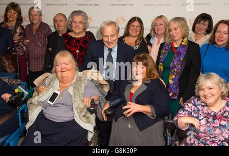 Sir Harold Evans (Mitte) mit einer Gruppe von Thalidomid-Opfern bei der Premiere des Angriffs auf den Teufel im Picturehaus Central Kino in London. Stockfoto