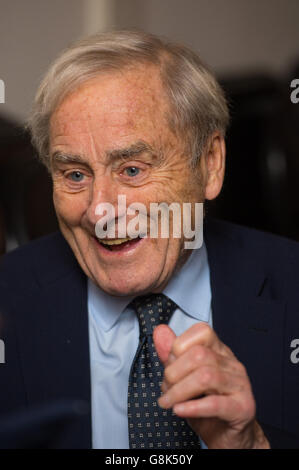 Sir Harold Evans bei der Premiere von Attacking the Devil im Picturehaus Central in London. Stockfoto