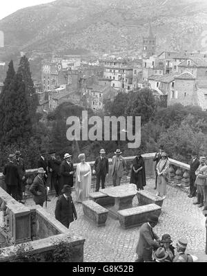 König Georg V. und Königin Maria auf der Terrasse der Villa d'Este in Italien. Stockfoto