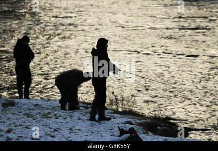 Angler am Fluss Tay in Kenmore, Schottland, am Eröffnungstag der Lachsfischereisaison. Stockfoto