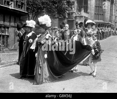 König George V und Königin Mary kleideten sich bei einer Kleiderzeremonie in Windsor in Roben. Stockfoto