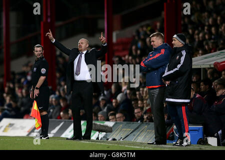 Brentford gegen Burnley - Sky Bet Championship - Griffin Park. Burnley-Manager Sean Dyche (zweiter links) deutet auf die Touchline, während Brentford-Manager Dean Smith (zweiter rechts) auf die Touchline schaut Stockfoto