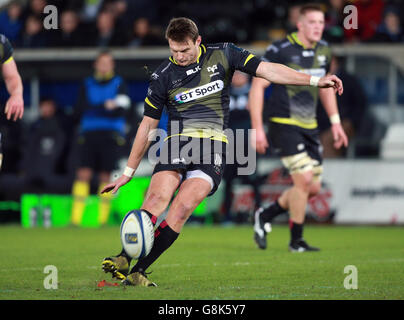 Die Fischadler Dan Biggar kicken eine Elfmeter während des European Champions Cup, Pool zwei Spiel im Liberty Stadium, Swansea. Stockfoto