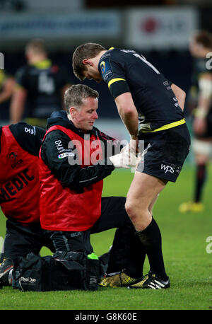 Ospreys / ASM Clermont Auvergne - European Champions Cup - Pool zwei - Liberty Stadium. Fischadler Dan Biggar wird während des Europameisterschafts-Pokals im zweiten Spiel im Liberty Stadium, Swansea, mit seinem Bein behandelt. Stockfoto