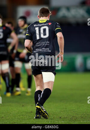 Ospreys / ASM Clermont Auvergne - European Champions Cup - Pool zwei - Liberty Stadium. Fischadler Dan Biggar wird während des Europameisterschafts-Pokals im zweiten Spiel im Liberty Stadium, Swansea, mit seinem Bein behandelt. Stockfoto