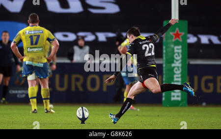 Ospreys / ASM Clermont Auvergne - European Champions Cup - Pool zwei - Liberty Stadium. Der Fischadler Sam Davies schlägt eine Strafe während des European Champions Cup, Pool zwei Spiel im Liberty Stadium, Swansea. Stockfoto