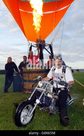 Ian Ashpole, bevor er von seinem speziell angefertigten Chopper-Motorrad springt, das unter einem Heißluftballon aus einer Höhe von 3,000 Metern über Ashton Court aufgehängt wird. Stockfoto