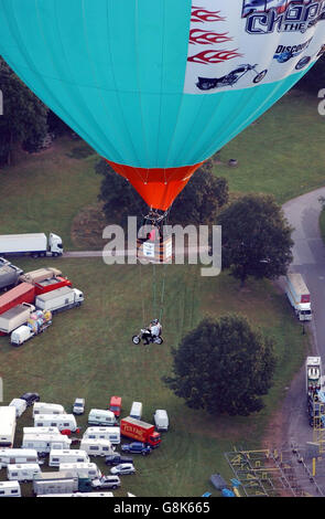 Ian Ashpole bereitet sich darauf vor, von seinem speziell angepassten Chopper-Motorrad zu springen, das unter einem Heißluftballon aus einer Höhe von 3,000 Fuß über Ashton Court aufgehängt wird. Stockfoto