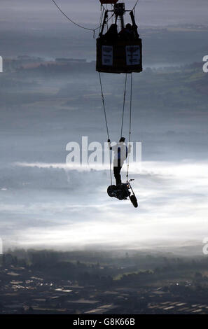 Ian Ashpole bereitet sich darauf vor, von seinem speziell angefertigten Chopper-Motorrad zu springen, das unter einem Heißluftballon aus einer Höhe von 3,000 Fuß über Ashton Court aufgehängt ist. Stockfoto