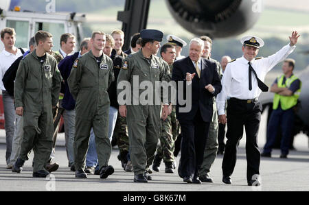 Royal Navy Commander Ian Riches (ganz rechts) mit Armeeminister Adam Ingram und Squadron Führer Keith Hewitt (vordere Reihe links) kommen zurück am Prestwick Flughafen, Mit dem Rest des Rettungsteams, nachdem sie erfolgreich die sieben russischen Matrosen in ihrem U-Boot aus dem Boden des Pazifischen Ozeans gefangen gerettet. Das 29-köpfige britische Team, das mit einem lebensrettenden ferngesteuerten Rettungsfahrzeug aus Schottland geflogen war, schaffte es am Sonntag, es zu lösen. Stockfoto