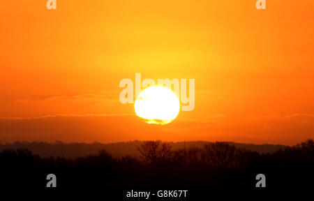 Die Sonne geht über Crawley in West Sussex auf, da die Temperaturen im ländlichen Schottland über das Wochenende auf bis zu minus 10 Grad sinken werden, während die Winterkälte in ganz Großbritannien untergeht. Stockfoto