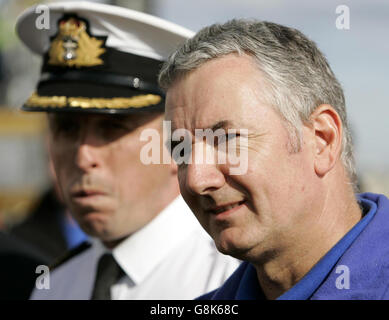 Royal Navy Commander Ian Riches (links) mit Stuart Gold (rechts - Scorpio 45 Remote operated Vehicle Team Leader) nach der Ankunft am Flughafen Prestwick, mit dem Rest des Rettungsteams, nachdem sie erfolgreich die sieben russischen Matrosen gerettet hatten, die in ihrem U-Boot vom Grund des Pazifischen Ozeans gefangen waren. Stockfoto