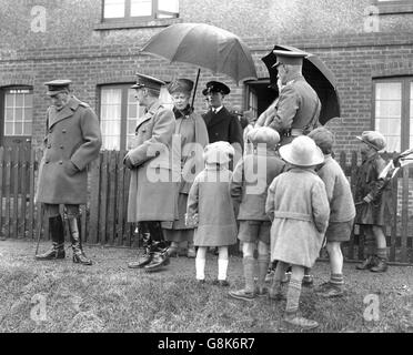 König Georg V. und Königin Mary verließen während eines Besuchs in Aldershot die Ehequartiere der neuen Kaserne. Stockfoto