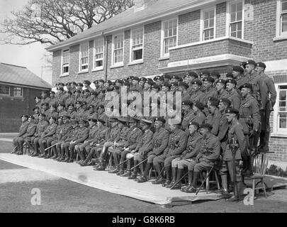 König George V. fotografiert mit den Offizieren des Panzerkorps in Lulworth. Genaues Datum unbekannt. Stockfoto