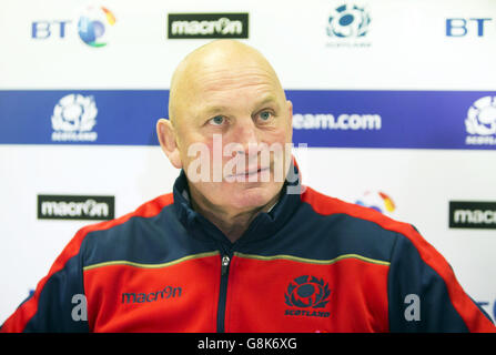 Cheftrainer Vern Cotter während der Ankündigung der schottischen Mannschaft im BT Murrayfield Stadium, Edinburgh. Stockfoto