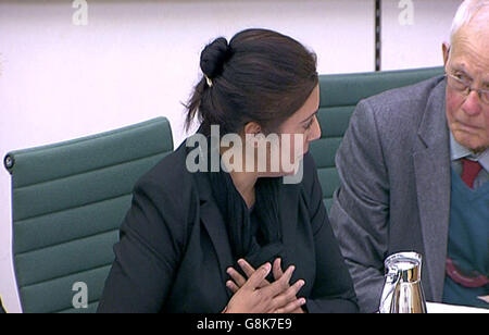 Die konservative Abgeordnete Nusrat Ghani wird emotional, als sie Konika Dhar, die Schwester Abu Rumaysah, während des Innenausschusses im Portcullis House, London, in Frage stellt. Stockfoto