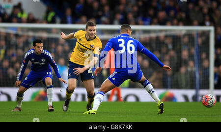 Murray Wallace von Scunthorpe United (links) und Ruben Loftus-Cheek von Chelsea (rechts) Kampf um den Ball Stockfoto