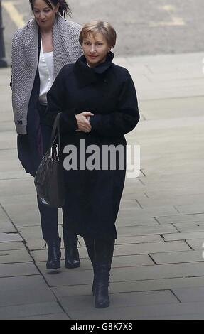 Marina Litwinenko, die Frau des ehemaligen russischen Spions Alexander Litwinenko, trifft am Royal Courts of Justice in London ein, wo die Ergebnisse der Untersuchung seines Todes bekannt gegeben werden. Stockfoto