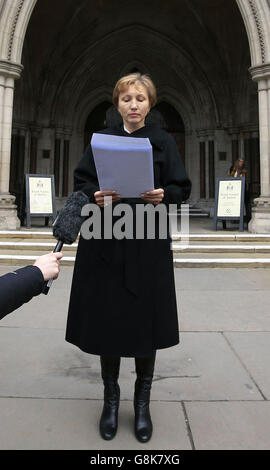 Marina Litwinenko, die Frau des ehemaligen russischen Spions Alexander Litwinenko, spricht mit den Medien außerhalb des Royal Courts of Justice, London, wo die Ergebnisse der Untersuchung seines Todes aufgedeckt wurden. Stockfoto