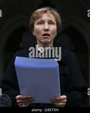 Marina Litwinenko, die Frau des ehemaligen russischen Spions Alexander Litwinenko, spricht mit den Medien außerhalb des Royal Courts of Justice, London, wo die Ergebnisse der Untersuchung seines Todes aufgedeckt wurden. Stockfoto