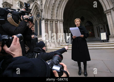 Marina Litwinenko, die Frau des ehemaligen russischen Spions Alexander Litwinenko, spricht mit den Medien außerhalb des Royal Courts of Justice, London, wo die Ergebnisse der Untersuchung seines Todes aufgedeckt wurden. Stockfoto