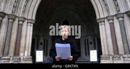 Marina Litwinenko, die Frau des ehemaligen russischen Spions Alexander Litwinenko, spricht mit den Medien außerhalb des Royal Courts of Justice, London, wo die Ergebnisse der Untersuchung seines Todes aufgedeckt wurden. Stockfoto