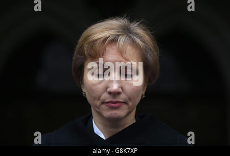 Marina Litwinenko, die Frau des ehemaligen russischen Spions Alexander Litwinenko, spricht mit den Medien außerhalb des Royal Courts of Justice, London, wo die Ergebnisse der Untersuchung seines Todes aufgedeckt wurden. Stockfoto