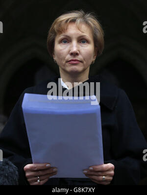 Marina Litwinenko, die Frau des ehemaligen russischen Spions Alexander Litwinenko, spricht mit den Medien außerhalb des Royal Courts of Justice, London, wo die Ergebnisse der Untersuchung seines Todes aufgedeckt wurden. Stockfoto