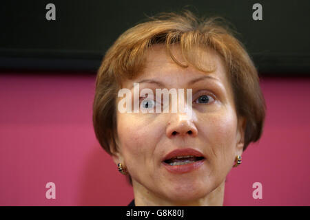 Marina Litwinenko, die Frau des ehemaligen russischen Spions Alexander Litwinenko, spricht während einer Pressekonferenz im Griffin-Gebäude, Gray's Inn, London, nachdem die Ergebnisse der Untersuchung seines Todes aufgedeckt wurden. Stockfoto