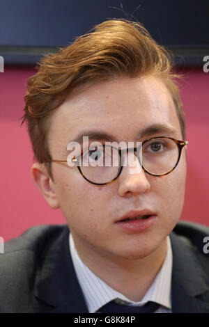 Anatoly Litwinenko, der Sohn des ehemaligen russischen Spions Alexander Litwinenko, blickt auf eine Pressekonferenz im Griffin-Gebäude, Gray's Inn, London, nachdem die Ergebnisse der Ermittlungen zu seinem Tod aufgedeckt wurden. Stockfoto