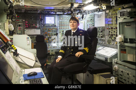 LT. Alexandra Olsson, die erste weibliche submarinerin Großbritanniens, im Kontrollraum an Bord des Vanguard-Klasse-U-Bootes HMS Vigilant, eines der vier nuklearen Sprengköpfe-tragenden U-Boote des Vereinigten Königreichs, am HM Naval Base Clyde, auch bekannt als Faslane, vor einem Besuch von Verteidigungsminister Michael Fallon. Stockfoto