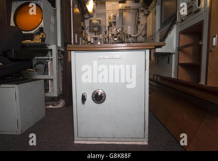 Ein Safe, der die letzten Anweisungen des Premierministers an Bord des Vanguard-Klasse-U-Bootes HMS Vigilant, eines der vier nuklearen Sprengköpfe-tragenden U-Boote des Vereinigten Königreichs, auf dem HM Naval Base Clyde, auch bekannt als Faslane, vor einem Besuch von Verteidigungsminister Michael Fallon enthält. Stockfoto