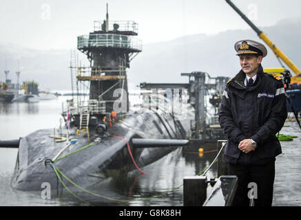 Der Konteradmiral der U-Boote und der stellvertretende Marinechef John Weale mit dem U-Boot HMS Vigilant der Vanguard-Klasse, einem der vier nuklearen Kriegsheadtragenden U-Boote des Vereinigten Königreichs, am HM Naval Base Clyde, auch bekannt als Faslane, vor einem Besuch von Verteidigungsminister Michael Fallon. Stockfoto