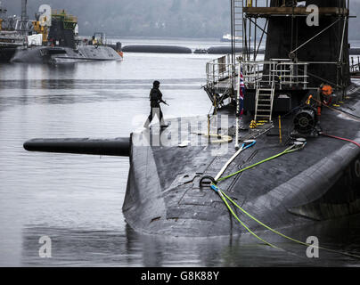 Das U-Boot HMS Vigilant der Vorhut-Klasse, eines der vier nuklearen Unterseeboote Großbritanniens, das im Vorfeld eines Besuchs von Verteidigungsminister Michael Fallon auf dem HM Naval Base Clyde, auch bekannt als Faslane, eingesetzt wird. Stockfoto